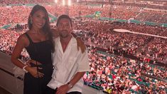 Antonela Roccuzzo y Lionel Messi fueron capatados por la Kiss Cam en el concierto de Coldplay Antonela Roccuzzo y Lionel Messi fueron capatados por la Kiss Cam en el concierto de Coldplay