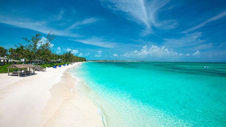 Esta playa, que se extiende por casi cuatro kilómetros, deslumbra con su arena finísima y casi blanca, y un mar cristalino que refleja el ideal de belleza del Caribe.  