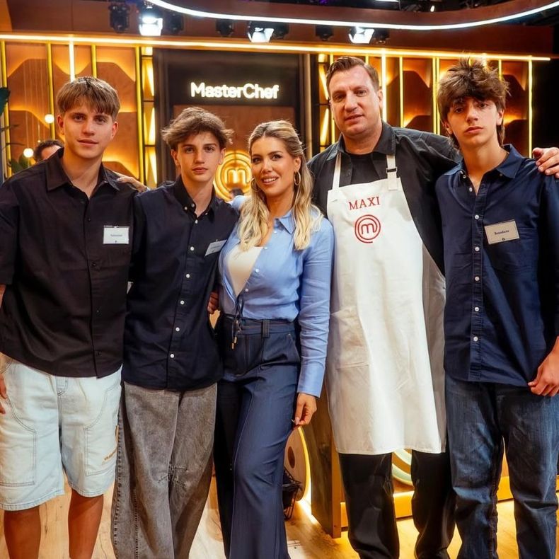 Los hijos mayores de Wanda y Maxi, junto a sus padres.