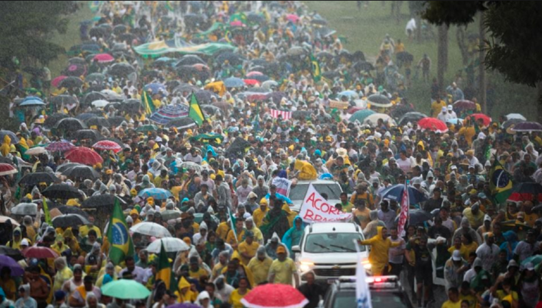 El impacto de un rayo provocó lesiones en participantes de marcha pro-Bolsonaro en Brasilia.