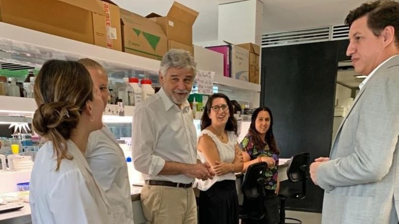 Filmus se reunió en la Universidad Nacional de San Martín con el equipo que desarrolla la vacuna.