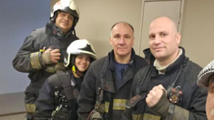 El escritor está a salvo después de que los rescatistas lo sacaron del lugar donde quedó encerrado. El escritor está a salvo después de que los rescatistas lo sacaron del lugar donde quedó encerrado.