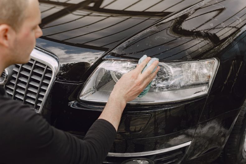 Limpiar esta parte del auto con esta técnica permite prevenir el deterior al poder hacerlo de manera regular.