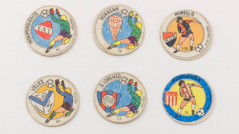 La muestra cuenta con innumerables objetos que recorren la historia del fútbol en la Argentina.