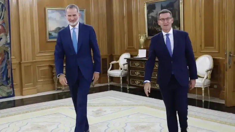 El rey Felipe VI y Alberto Núñez Feijóo (PP).