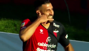 El festejo de Wanchope Ábila tras marcarle un golazo a Aldosivi.