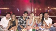 Messi y Antonella con sus amigos Messi y Antonella con sus amigos