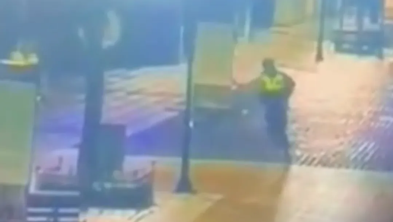 Las cámaras de seguridad registraron el inusual momento.