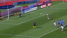 Fydriszewski se hizo cargo del penal y despojó a Iker Munian en la ejecución que terminó en las manos de Petroli Fydriszewski se hizo cargo del penal y despojó a Iker Munian en la ejecución que terminó en las manos de Petroli