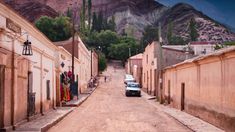 Purmamarca se pueden realizar circuitos de trekking, recorridos paisajísticos y visitas a ferias artesanales. Purmamarca se pueden realizar circuitos de trekking, recorridos paisajísticos y visitas a ferias artesanales.