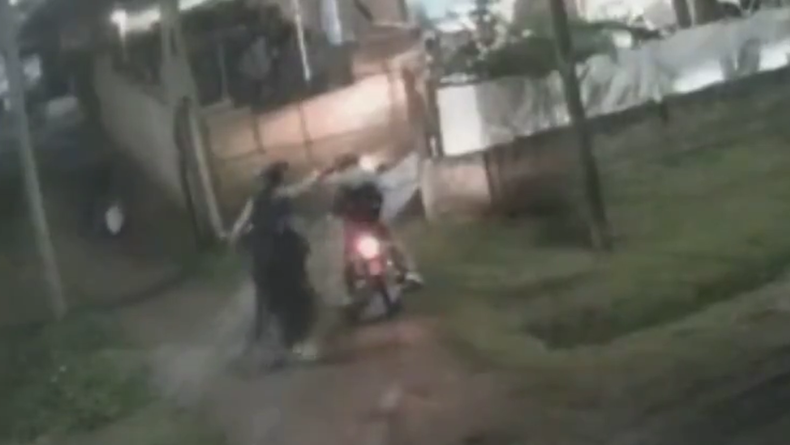 Dos motochorros armados robaron a la víctima de 27 años.
