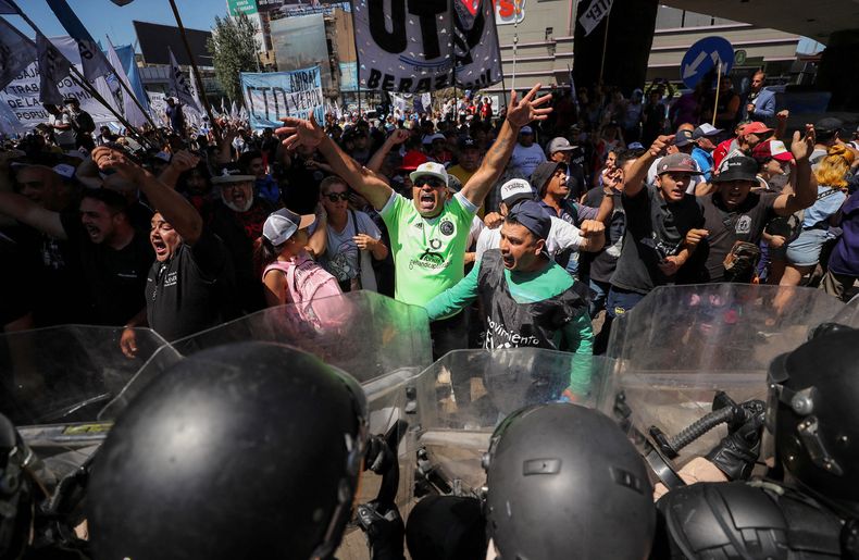 Los movimientos sociales marcharon este viernes en Puente Pueyrredón.&nbsp;