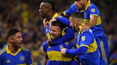 Todos abrazan a Weigandt, autor del tanto xeneize.