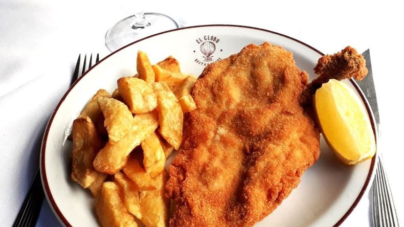 Este plato, representativo de la gastronomía argentina, se distingue por su amplia variedad de carnes, verduras y condimentos. 
