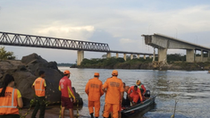 Un concejal brasileño estaba grabando las malas condiciones del puente cuanto colapsó a la vista de todos. Un concejal brasileño estaba grabando las malas condiciones del puente cuanto colapsó a la vista de todos.