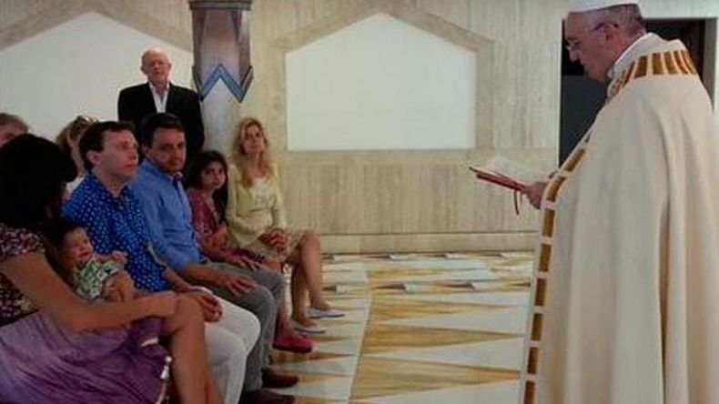 El bautismo del Papa, en Santa Marta, a mi hija y su hermana. El bautismo del Papa, en Santa Marta, a mi hija y su hermana.
