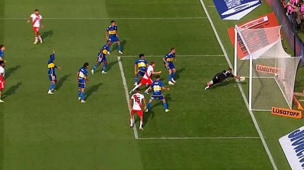 El VAR no cobró el gol que pdría haber sido el 2 a 1 parcial para River.