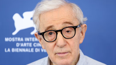 El comediante es reconocido por su humor intelectual. El comediante es reconocido por su humor intelectual.