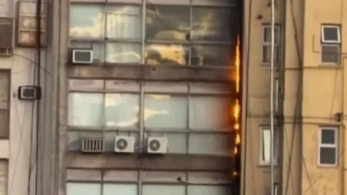 Llamas saliendo de la fachada de un edificio en avenida Callao al 1700, Recoleta, durante el incendio del 15 de septiembre de 2026