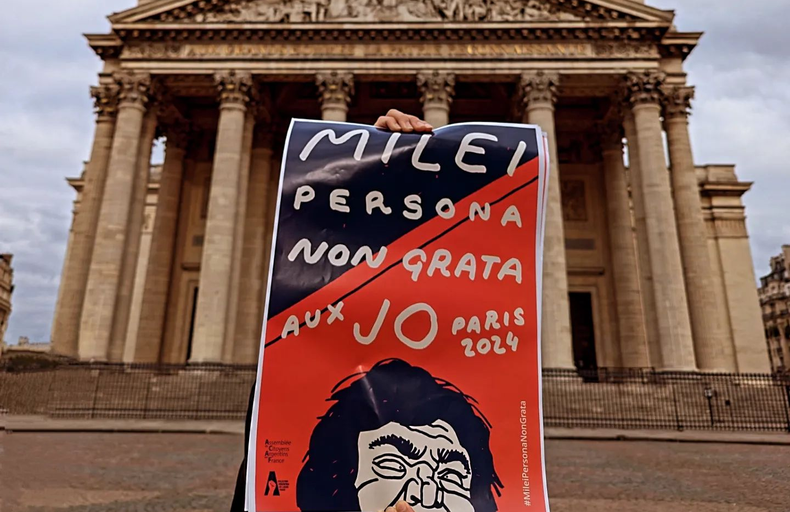 Aparecieron afiches contra Javier Milei en París.