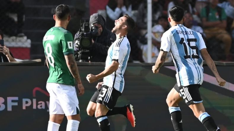 Nico Gonz&aacute;lez corre a festejar con Tagliafico el segundo gol de la Argentina.