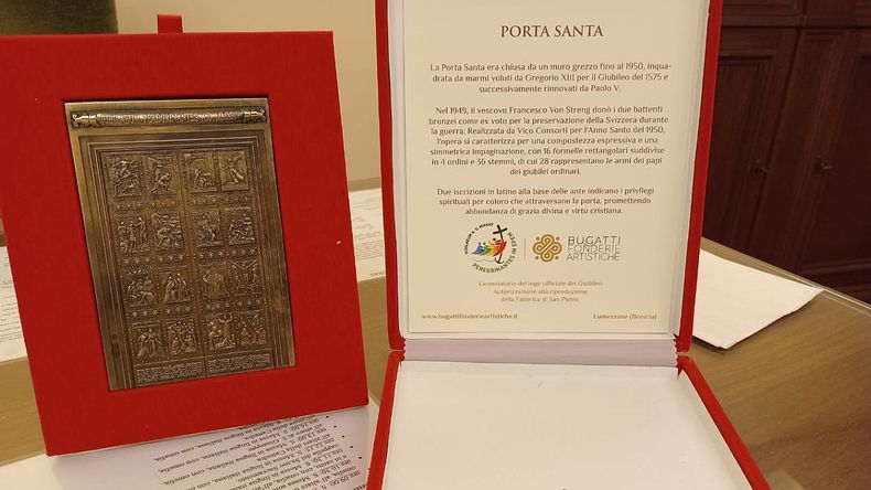 El regalo del Papa a quienes participaron de la cumbre. Es la puerta sagrada símbolo del Jubileo 2025, año santo.