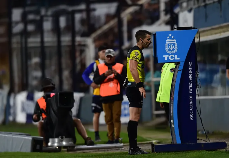 Argentina usa el VAR en tres de sus dos competencias más importantes. Argentina usa el VAR en tres de sus dos competencias más importantes.