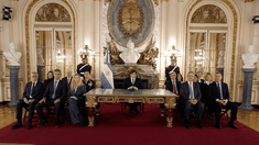 El equipo de Javier Milei junto al Presidente durante la cadena nacional por Malvinas.&nbsp;