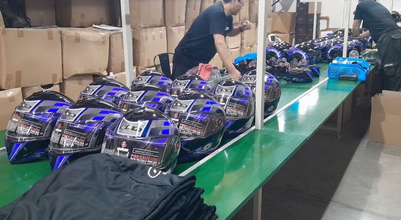 El sector donde Okinoi fabrica la linea de cascos para comercializar. 