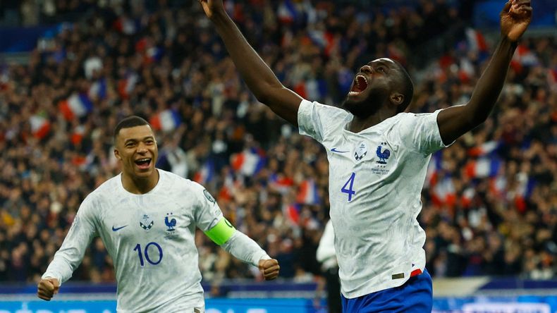 Upamecano celebrando el segundo gol del partido junto a Mbappe.