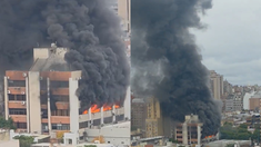 Impresionante incendio de un edificio de la obra social del gobierno de Córdoba Impresionante incendio de un edificio de la obra social del gobierno de Córdoba