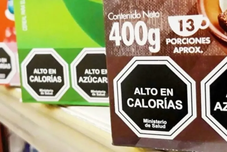 El octógono de color negro estará insertado en los productos.