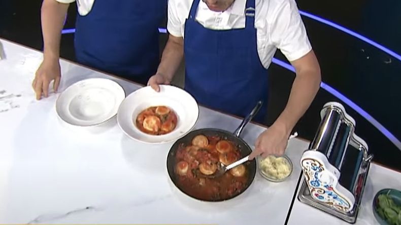 Para que el relleno quede bien compacto es importante sacarle el exceso de humedad a la ricota poniéndola dentro de un repasador limpio y estrujándola bien