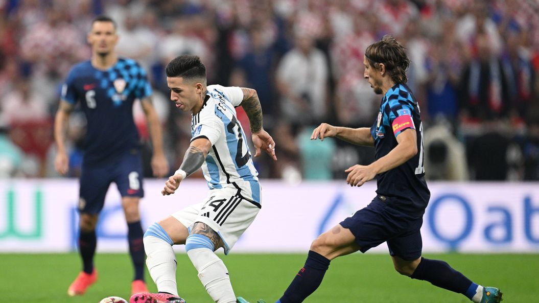 Enzo Fernández domina ante Modric.