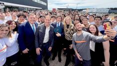 El jefe de Gabinete, Diego Santilli, junto a Karina y Javier Milei en Bahía Blanca.&nbsp;