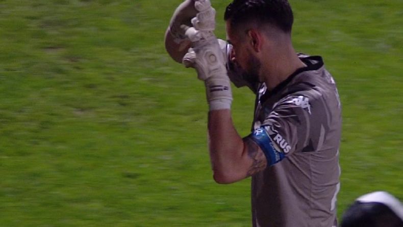 El arquero dejó la cancha haciendo gestos.