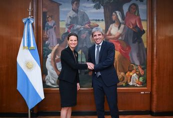 La vicepresidenta del Banco Mundial Susana Cordeiro Guerra y Luis Caputo frente a la obra Ofrenda de frutos del artista Jorge Soto Acebal. La vicepresidenta del Banco Mundial Susana Cordeiro Guerra y Luis Caputo frente a la obra Ofrenda de frutos del artista Jorge Soto Acebal.