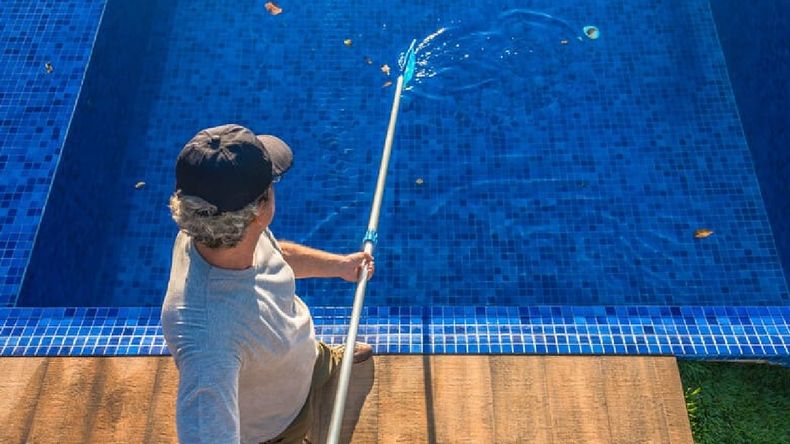 Paso a paso de la técnica viral para recuperar el agua cristalina en piscinas.
