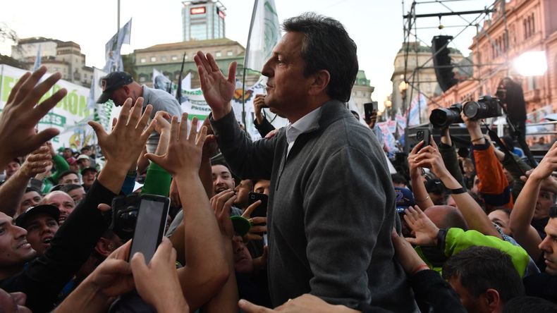 Sergio Massa anunció este lunes la suba del piso del Impuesto a las Ganancias.