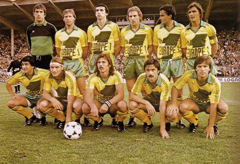 Enzo, el cuarto de la primera fila, y Oscar, el tercero de la segunda, en la formación de Nantes.