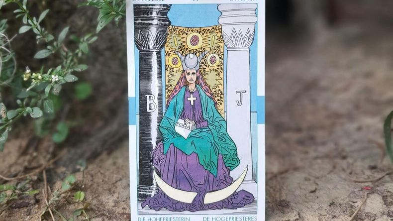 Tarot: cada carta encierra un simbolismo único y una conexión profunda con las energías cósmicas.