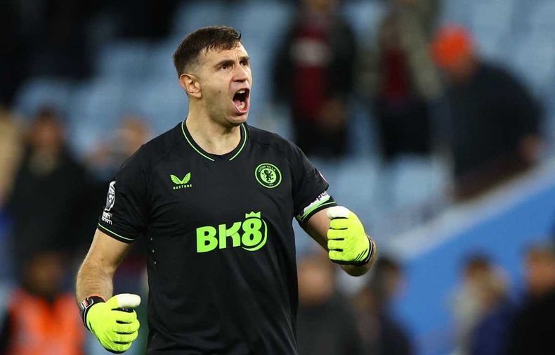 El Dibu Martínez y una nueva tapada para evitar el gol en Aston Villa.&nbsp; 