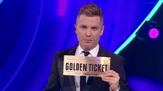 Santigo Del Moro mostró el sobre con un ticket dorado Santigo Del Moro mostró el sobre con un ticket dorado