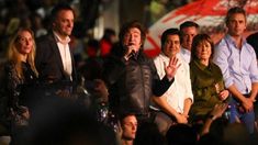 Milei junto a su hermana Karina, Manuel Adorni, el candidato Gonzalo Roca, Patricia Bullrich y Martín Menem. Milei junto a su hermana Karina, Manuel Adorni, el candidato Gonzalo Roca, Patricia Bullrich y Martín Menem.