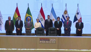 Javier Milei está presente en la firma del acuerdo.