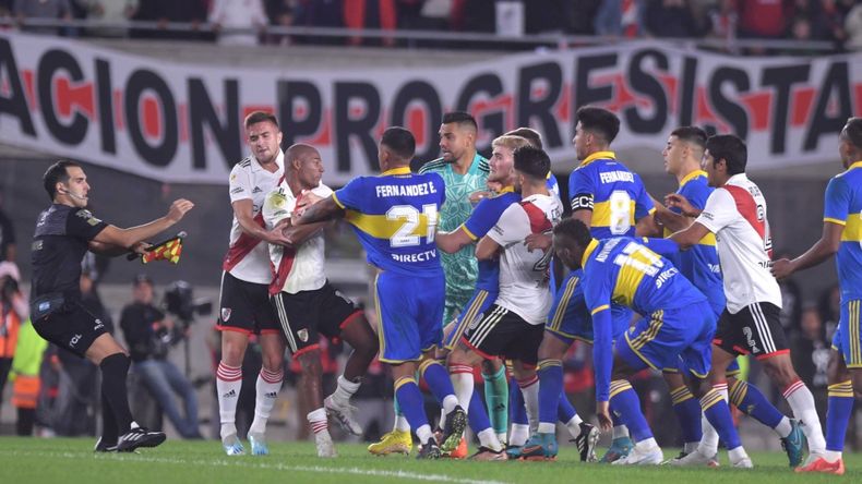 Jugadores de Boca y River pidieron disculpas por los incidentes en el Superclásico.