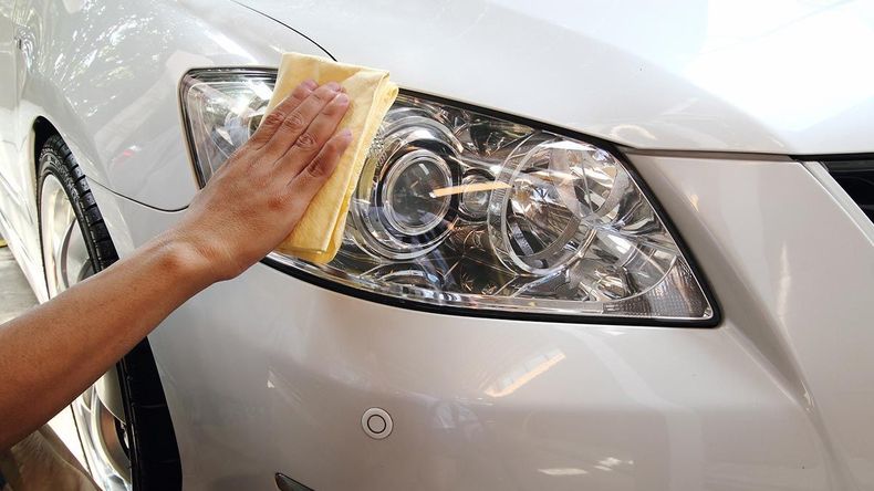 Limpiar los faroles del auto en solo tres pasos y que queden como nuevos.