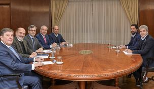 Luis Caputo junto a representantes de la Unión Industrial Argentina (UIA). Luis Caputo junto a representantes de la Unión Industrial Argentina (UIA).