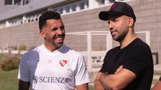 Agüero llevó a su hijo Benjamín a probarse en las inferiores de Independiente. Agüero llevó a su hijo Benjamín a probarse en las inferiores de Independiente.