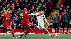 Lisandro define ante la mirada de los jugadores de Liverpool. Lisandro define ante la mirada de los jugadores de Liverpool.